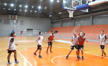 Escolinha de basquete da Prefeitura oferece aulas gratuitas para crianças e adolescentes, em Jacareí