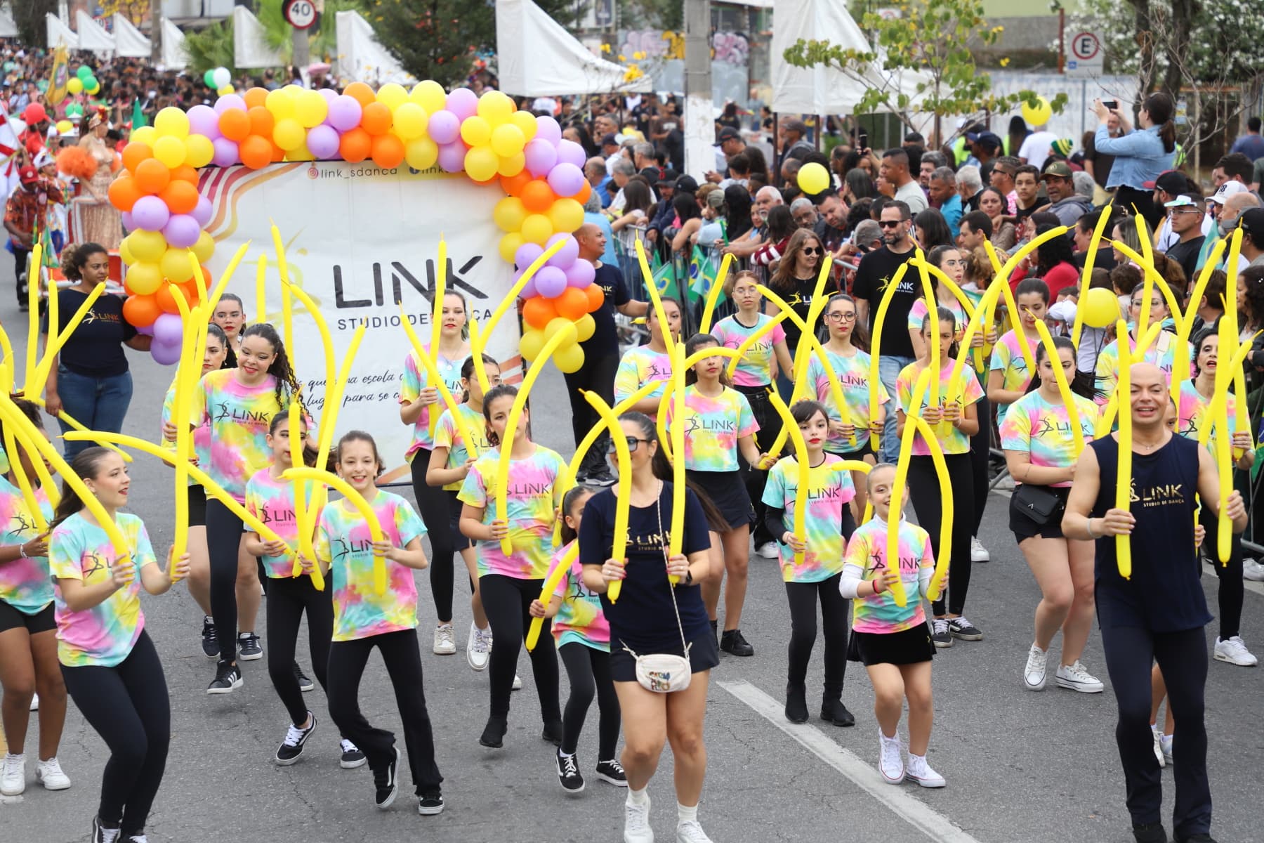 Desfile Cívico de 7 de Setembro reúne milhares de moradores na Avenida Nove de Julho