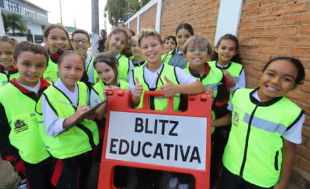 Alunos da rede municipal participam de blitz educativa de trânsito