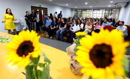 Prefeitura adota ‘Cordão de Girassóis’ para servidores com deficiências ocultas e lança cartilha informativa sobre o assunto