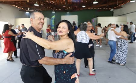 Cerca de 450 pessoas participam de baile em comemoração ao Mês do Idoso