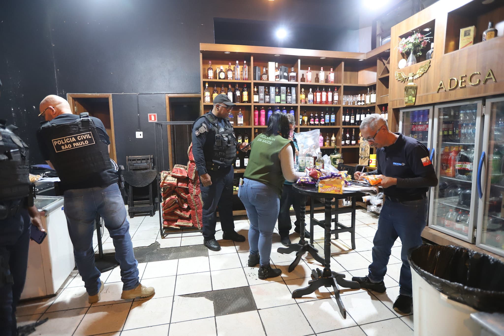 Procon de Jacareí reforça orientações da ABRABE para identificação de bebidas ilegais