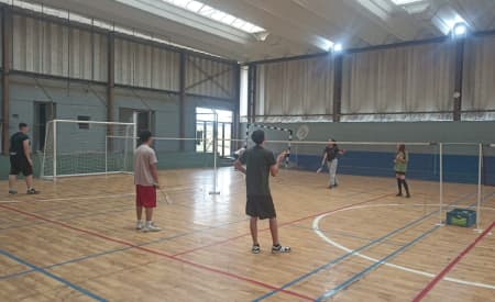 Quadra do bairro Vila Zezé tem aula gratuita de Badminton