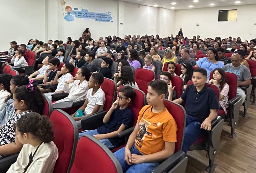 It’s English Time! Educação forma mais de 500 crianças em curso on-line de inglês