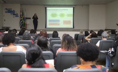 Apresentação do ‘Fluxo de Atendimento às Mulheres Vítimas de Violência Intrafamiliar’ reúne cerca de 100 pessoas