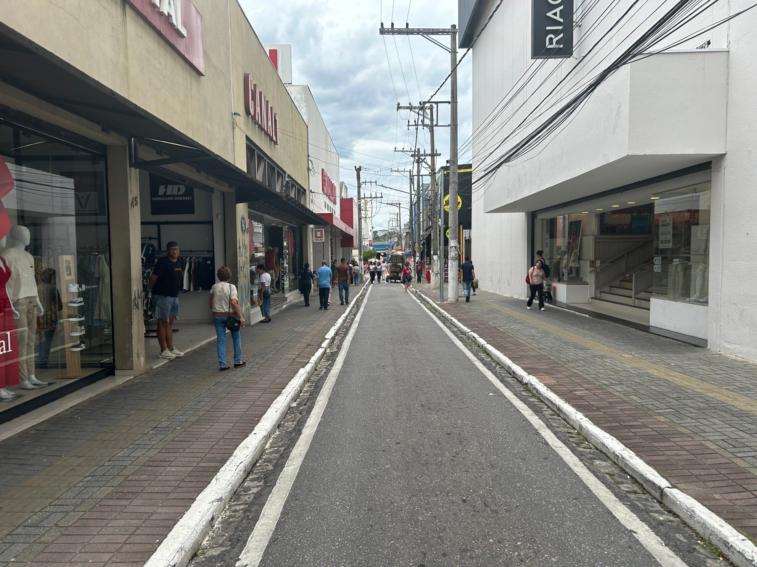 Rua Acrísio Santana, no Centro, é fechada para trânsito de veículos durante compras de Natal