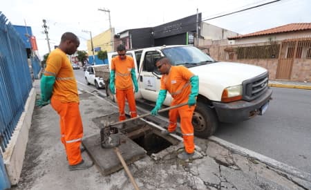 Secretaria de Infraestrutura recolhe 15 toneladas de lixo por dia de córregos e boca de lobo