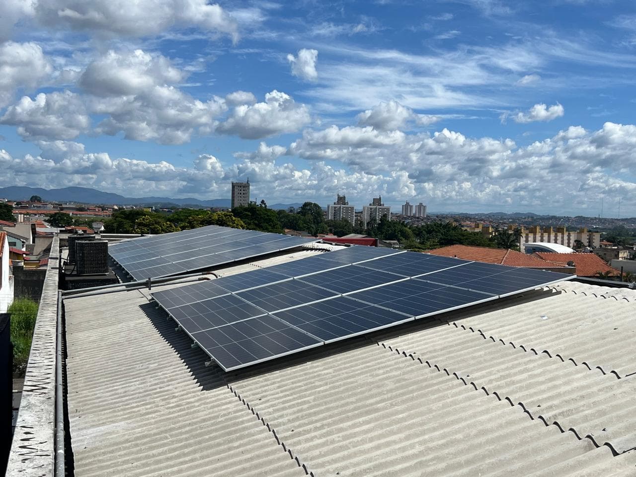 Parceria entre Prefeitura e EDP possibilita instalação gratuita de sistema de geração solar de energia para famílias