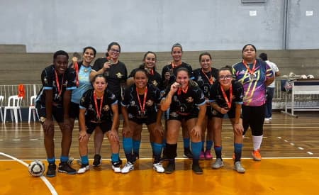 Meninas de Jacareí são campeãs do Festival Feminino de Futsal