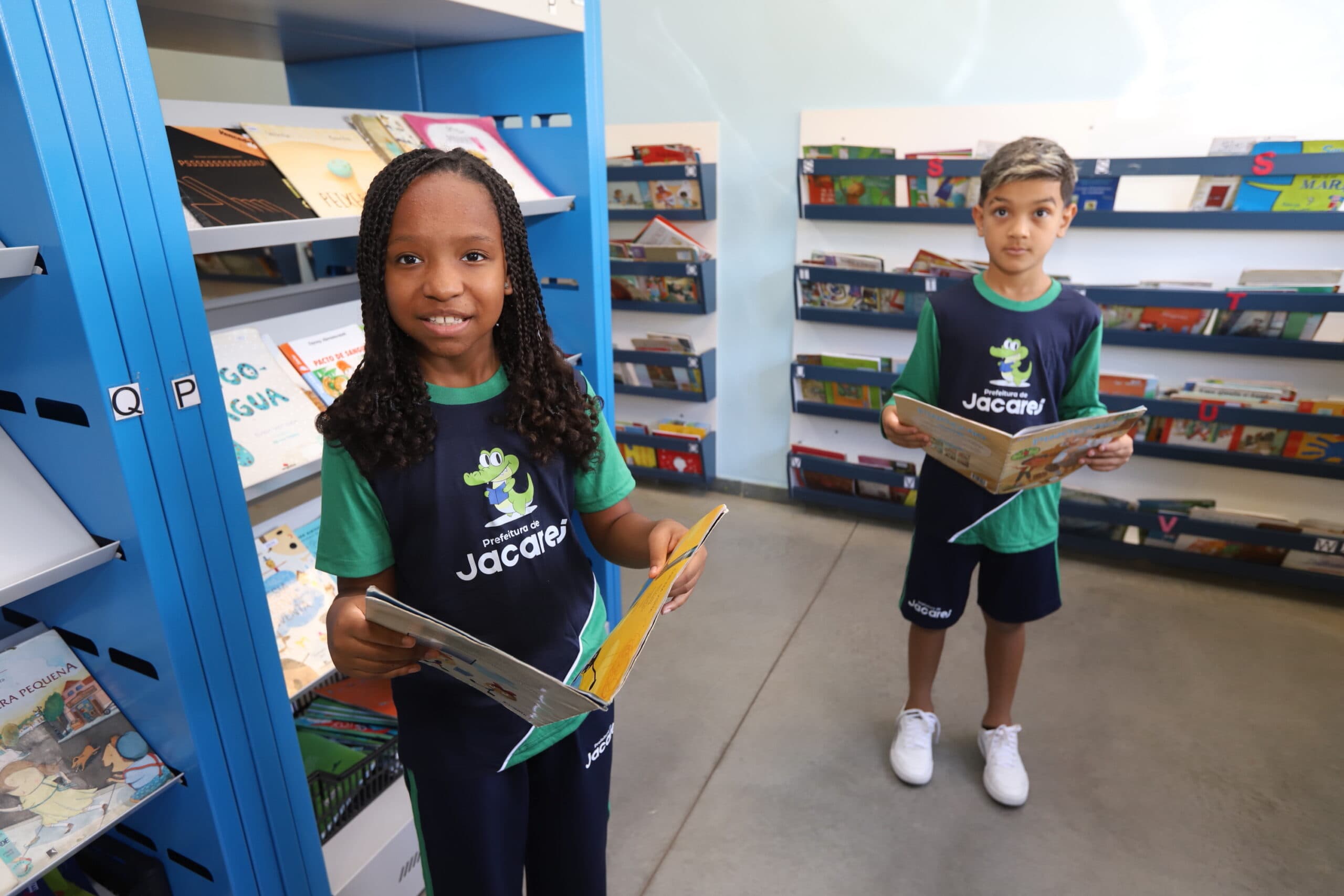 De cara nova! Prefeitura inicia entrega de mais de 12 mil kits de uniformes para crianças da rede municipal