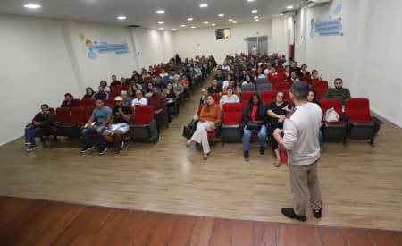 Vigilância em Saúde capacita 130 trabalhadores da área de alimentação em boas práticas de manipulação
